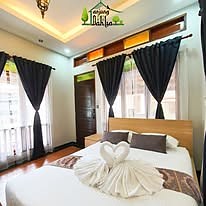 Bilik tidur dengan katil queen, TV dan langsir gelap