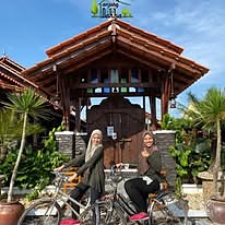 Tetamu berbasikal di hadapan rumah