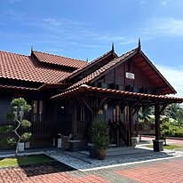 Muka hadapan rumah kayu