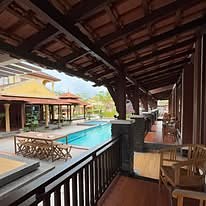 Serambi kayu memanjang di tepi kolam